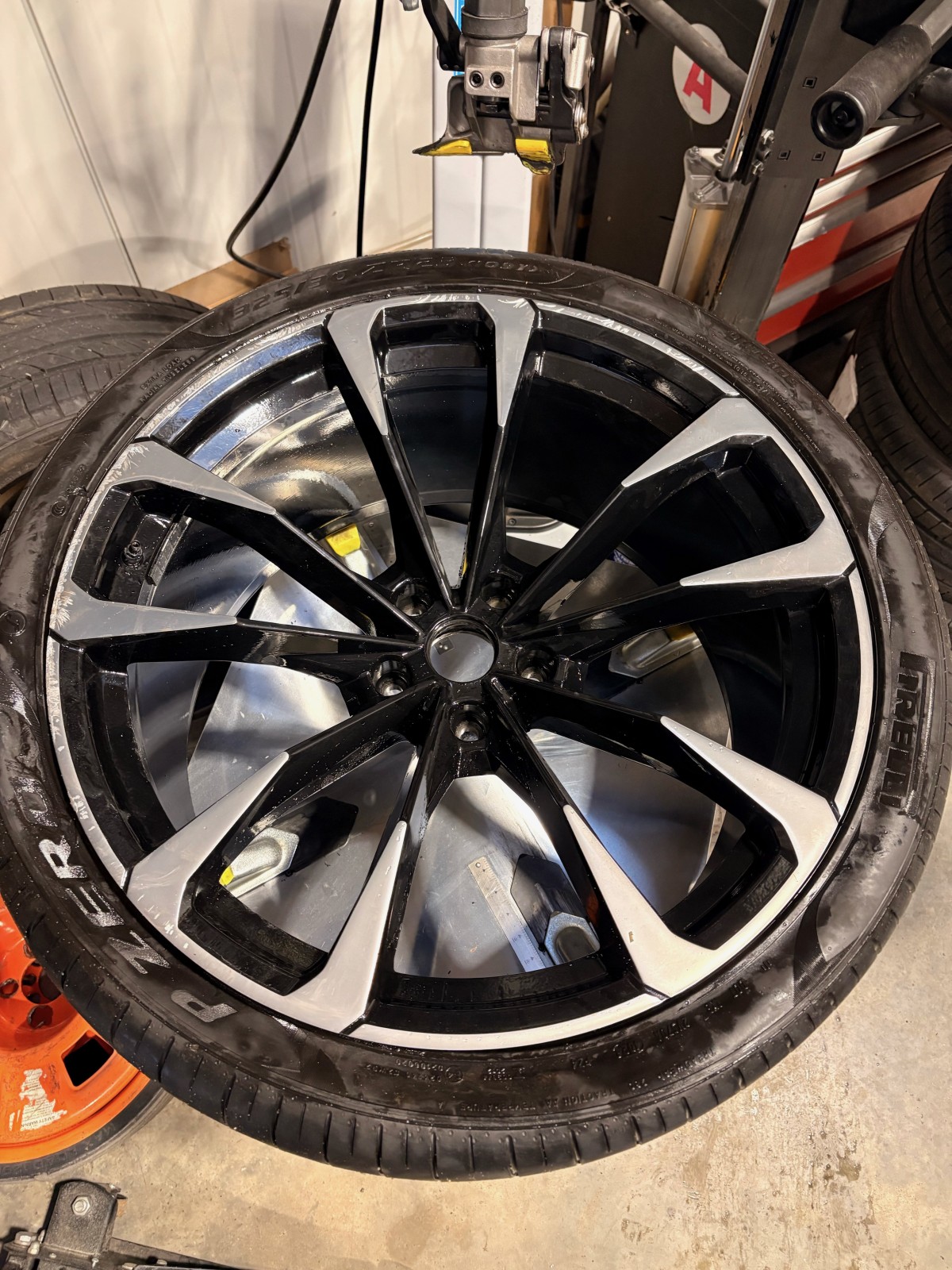 Rénovation de jante sur ce Lamborghini Urus : une finition irréprochable grâce à notre expertise et notre partenariat spécialisé