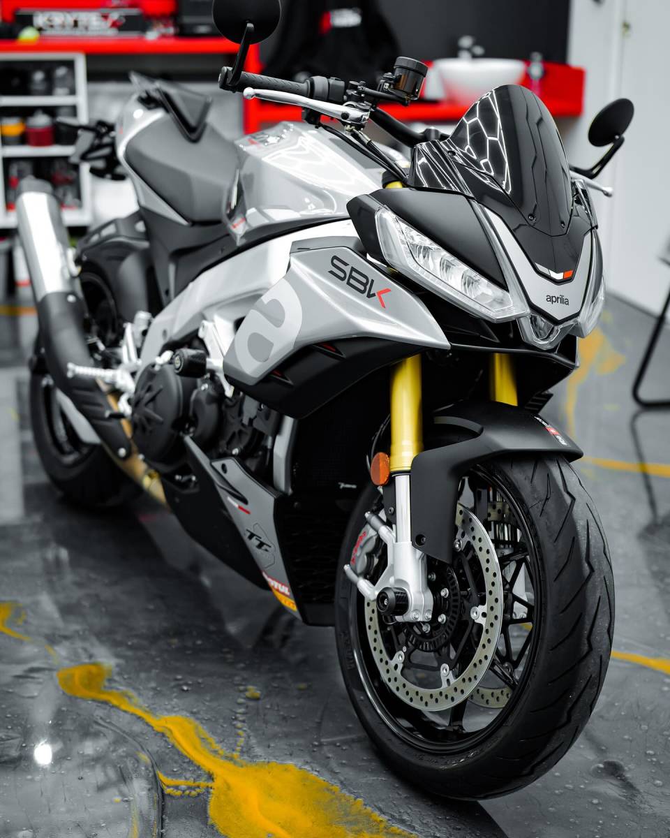 Pose de protection céramique Krytex 998 sur une Aprilia Tuono près de Rennes