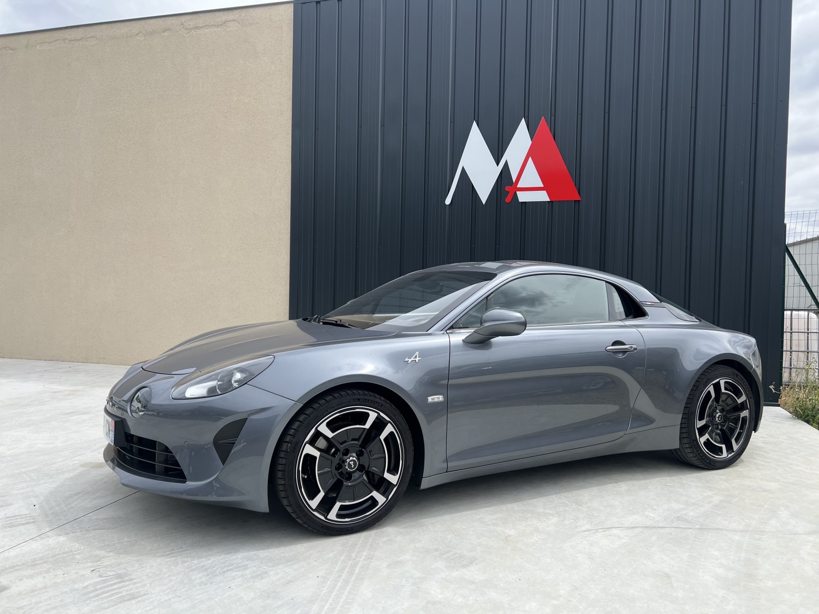 CHANGEMENT DE PNEUMATIQUE MICHELIN SUR ALPINE A110 LÉGENDE proche LAVAL