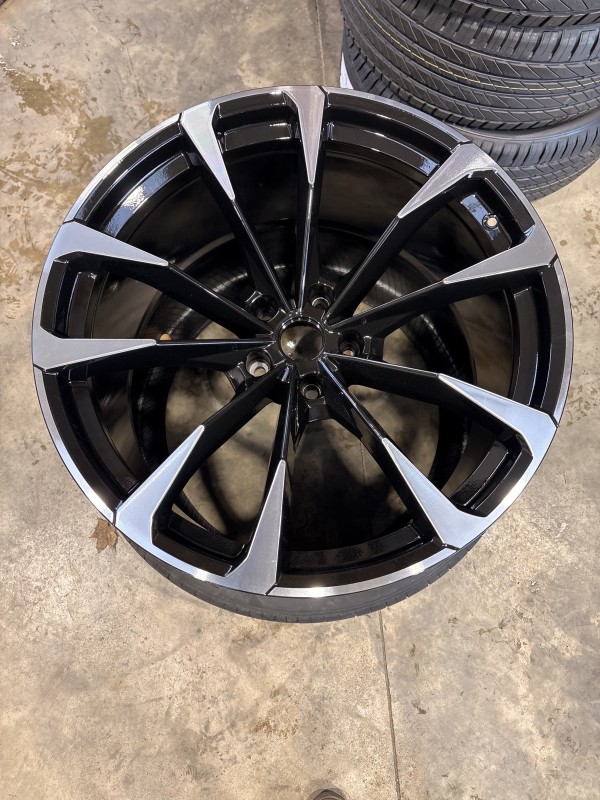 Rénovation de jante sur ce Lamborghini Urus : une finition irréprochable grâce à notre expertise et notre partenariat spécialisé