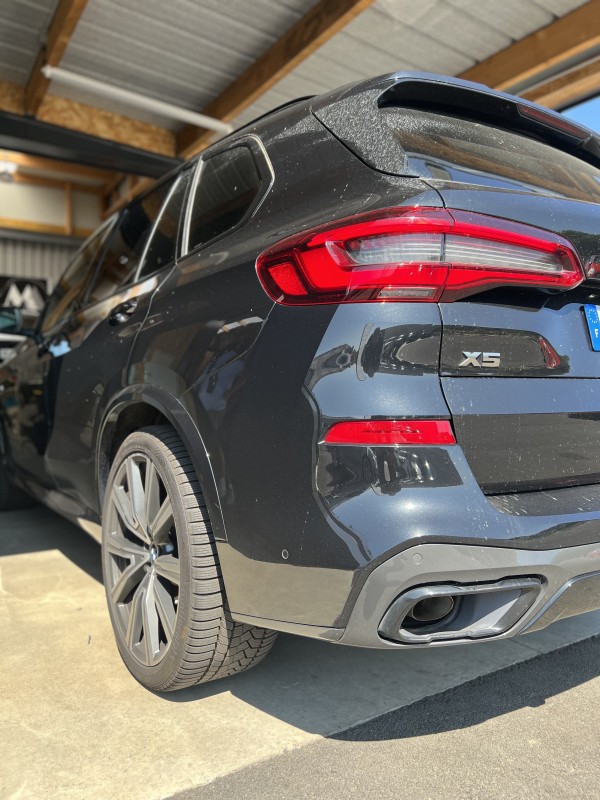 CORRECTION DU VERNIS ET TRAITEMENT CÉRAMIQUE HAUT DE GAMME SUR BMW X5 M 5.0D EN MAYENNE 