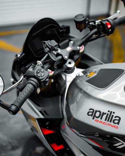 Pose de protection céramique Krytex 998 sur une Aprilia Tuono près de Rennes