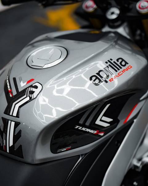 Pose de protection céramique Krytex 998 sur une Aprilia Tuono près de Rennes