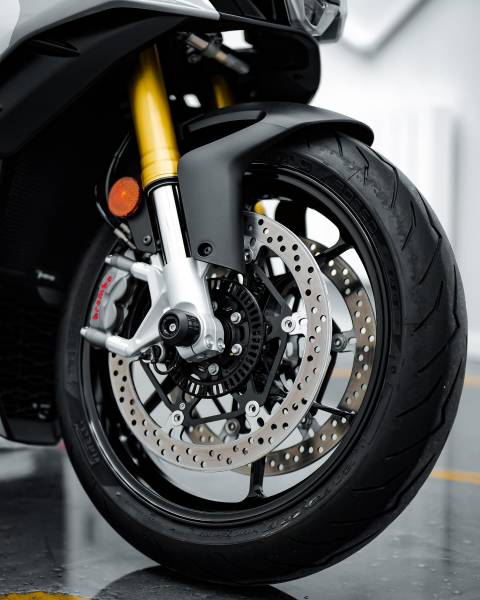 Pose de protection céramique Krytex 998 sur une Aprilia Tuono près de Rennes