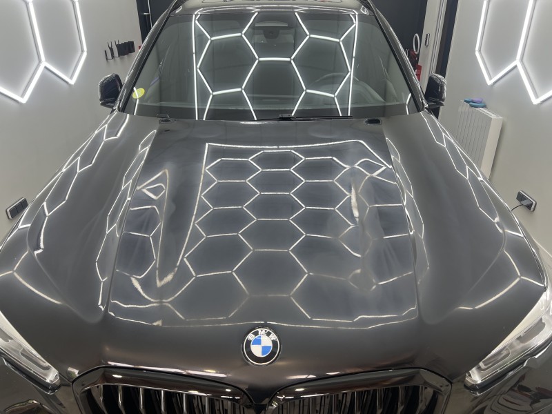 CORRECTION DU VERNIS ET TRAITEMENT CÉRAMIQUE HAUT DE GAMME SUR BMW X5 M 5.0D EN MAYENNE 