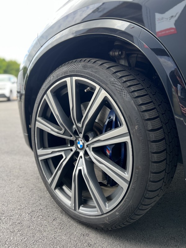 CORRECTION DU VERNIS ET TRAITEMENT CÉRAMIQUE HAUT DE GAMME SUR BMW X5 M 5.0D EN MAYENNE 