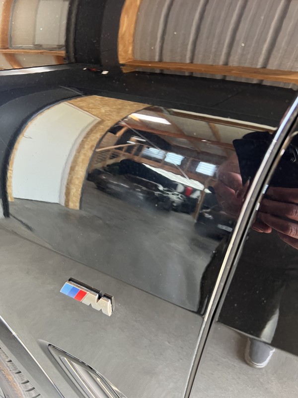 CORRECTION DU VERNIS ET TRAITEMENT CÉRAMIQUE HAUT DE GAMME SUR BMW X5 M 5.0D EN MAYENNE 