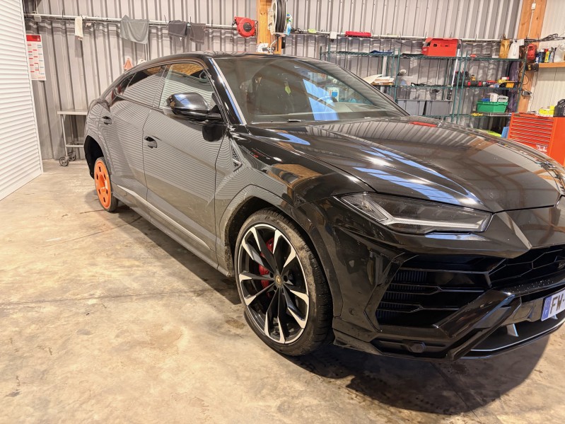 Rénovation de jante sur ce Lamborghini Urus : une finition irréprochable grâce à notre expertise et notre partenariat spécialisé