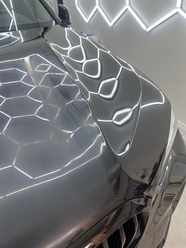 CORRECTION DU VERNIS ET TRAITEMENT CÉRAMIQUE HAUT DE GAMME SUR BMW X5 M 5.0D EN MAYENNE 