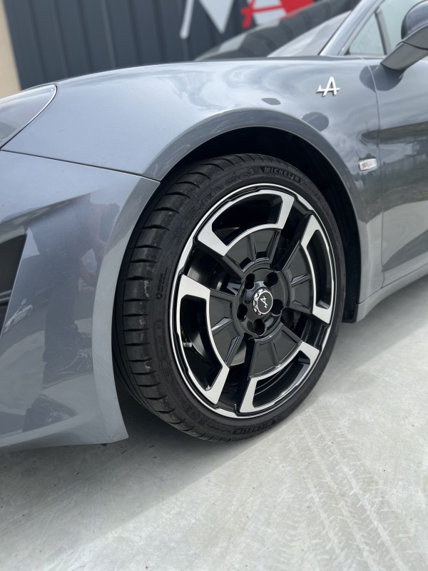 CHANGEMENT DE PNEUMATIQUE MICHELIN SUR ALPINE A110 LÉGENDE proche LAVAL