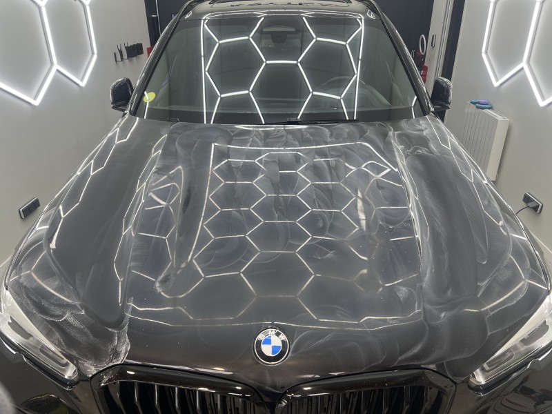 CORRECTION DU VERNIS ET TRAITEMENT CÉRAMIQUE HAUT DE GAMME SUR BMW X5 M 5.0D EN MAYENNE 