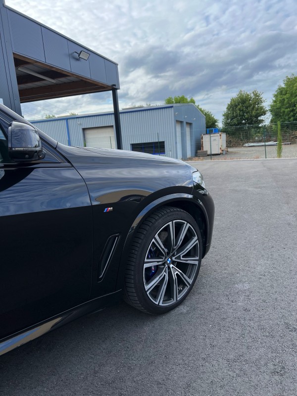 CORRECTION DU VERNIS ET TRAITEMENT CÉRAMIQUE HAUT DE GAMME SUR BMW X5 M 5.0D EN MAYENNE 