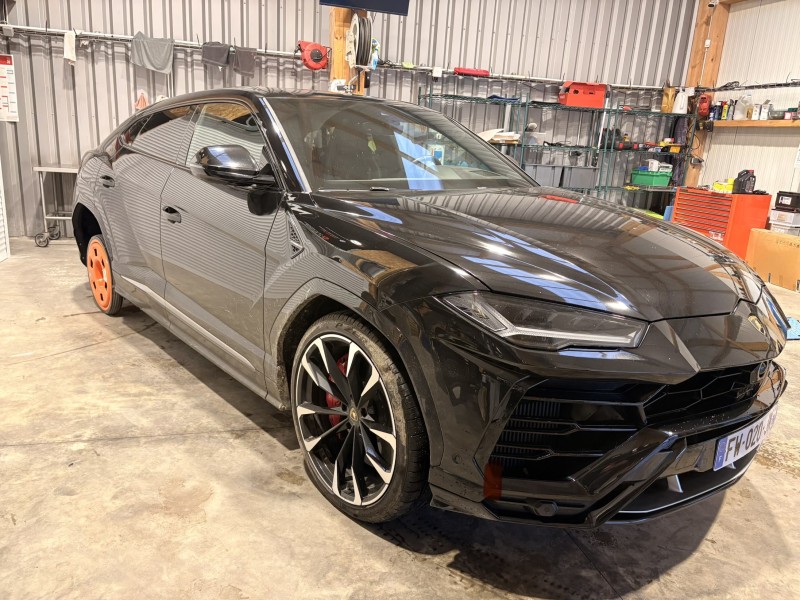 Rénovation de jante sur ce Lamborghini Urus : une finition irréprochable grâce à notre expertise et notre partenariat spécialisé