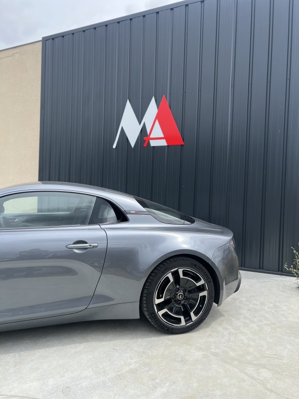 CHANGEMENT DE PNEUMATIQUE MICHELIN SUR ALPINE A110 LÉGENDE proche LAVAL