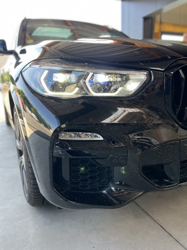 CORRECTION DU VERNIS ET TRAITEMENT CÉRAMIQUE HAUT DE GAMME SUR BMW X5 M 5.0D EN MAYENNE 