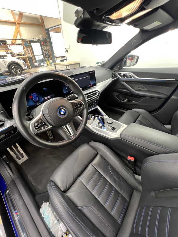 CORRECTION DU VERNIS ET TRAITEMENT CÉRAMIQUE HAUT DE GAMME SUR BMW i4 M EN MAYENNE