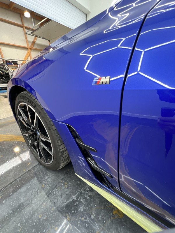 CORRECTION DU VERNIS ET TRAITEMENT CÉRAMIQUE HAUT DE GAMME SUR BMW i4 M EN MAYENNE