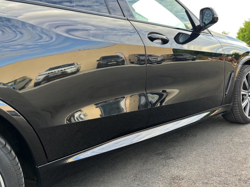 CORRECTION DU VERNIS ET TRAITEMENT CÉRAMIQUE HAUT DE GAMME SUR BMW X5 M 5.0D EN MAYENNE 
