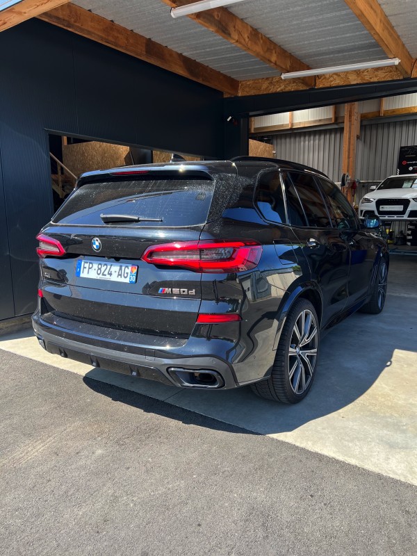 CORRECTION DU VERNIS ET TRAITEMENT CÉRAMIQUE HAUT DE GAMME SUR BMW X5 M 5.0D EN MAYENNE 